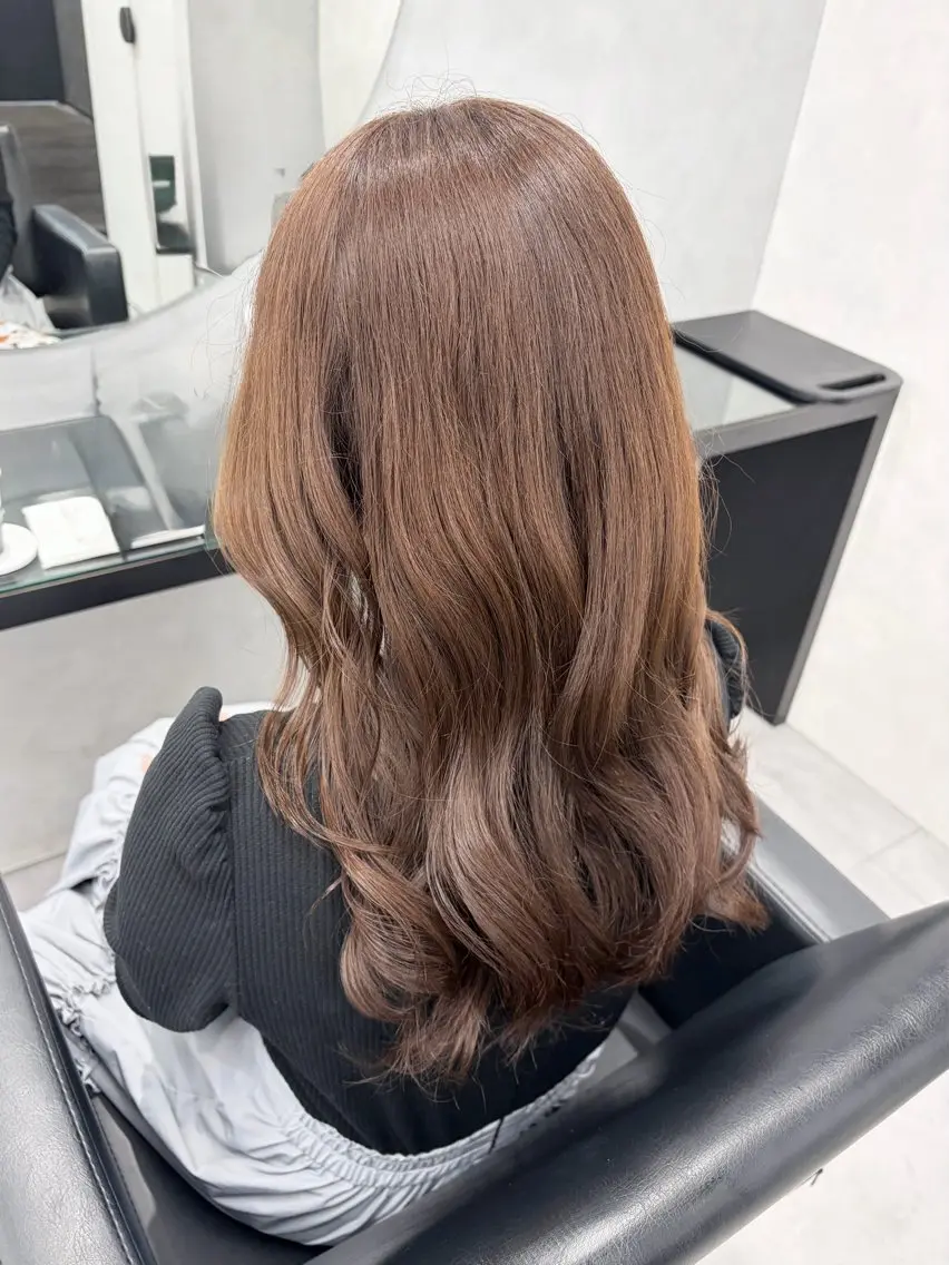 ロング ミルクティーカラー/ レイヤーカットAyaのヘアスタイル
