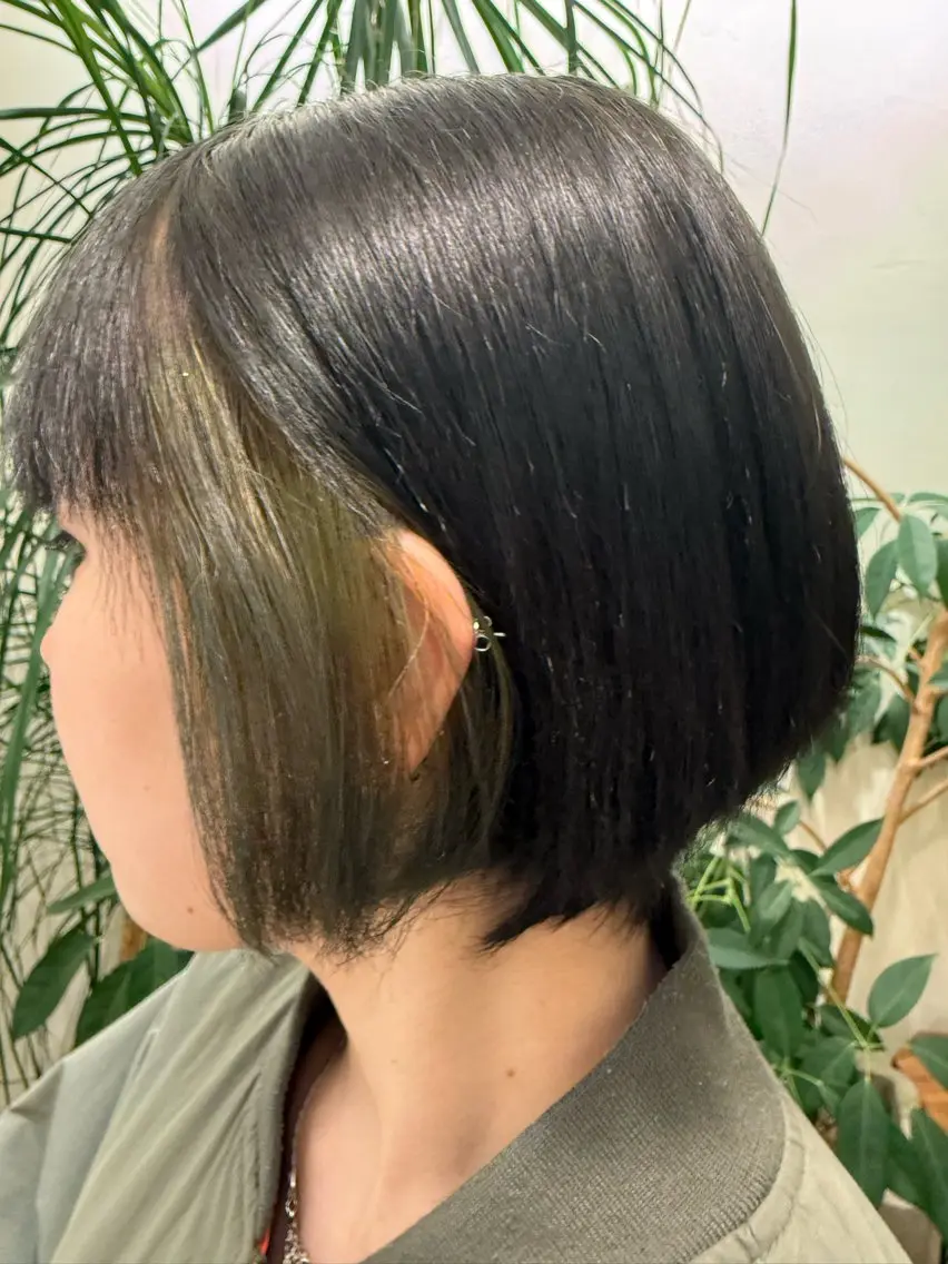 ショート カラー ベージュカラー イヤリングカラー 安藤 来桃のヘアスタイル