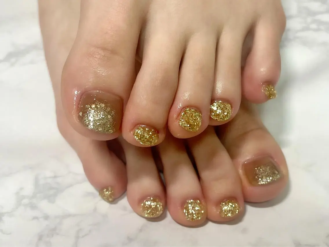 ネイル ゴールド ラメ(グリッター) フットネイル Nail Salon KURELLYのネイルデザイン