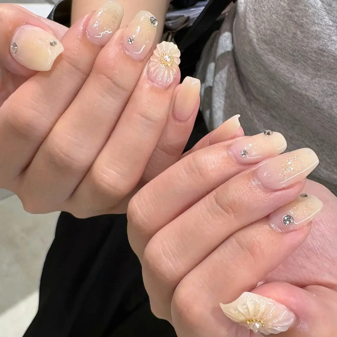 ネイル チークネイル フラワーネイル 持ち込み ぷっくりネイル 黄色 Ayu ꕤ︎︎。°⋆のネイルデザイン