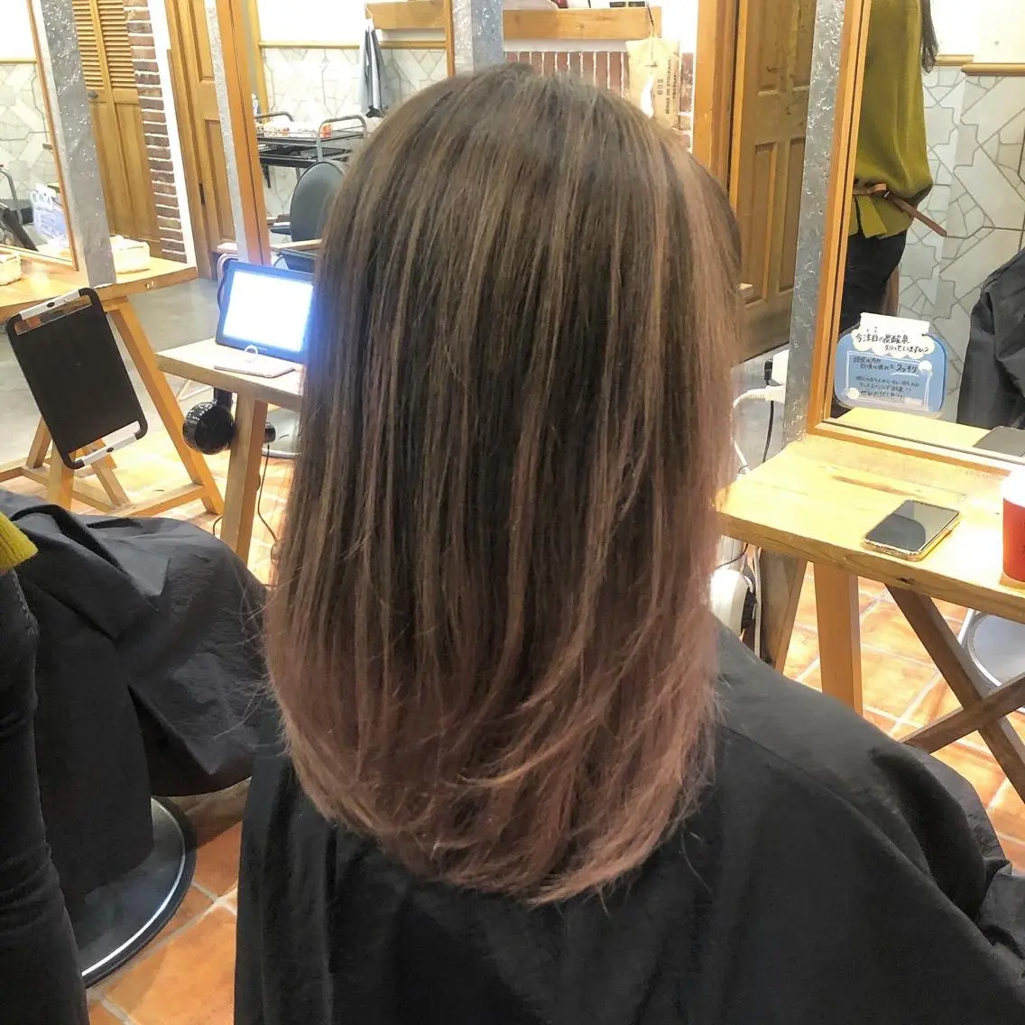 セミロング カラー バレイヤージュ レイヤーカット 植田 彩のヘアスタイル