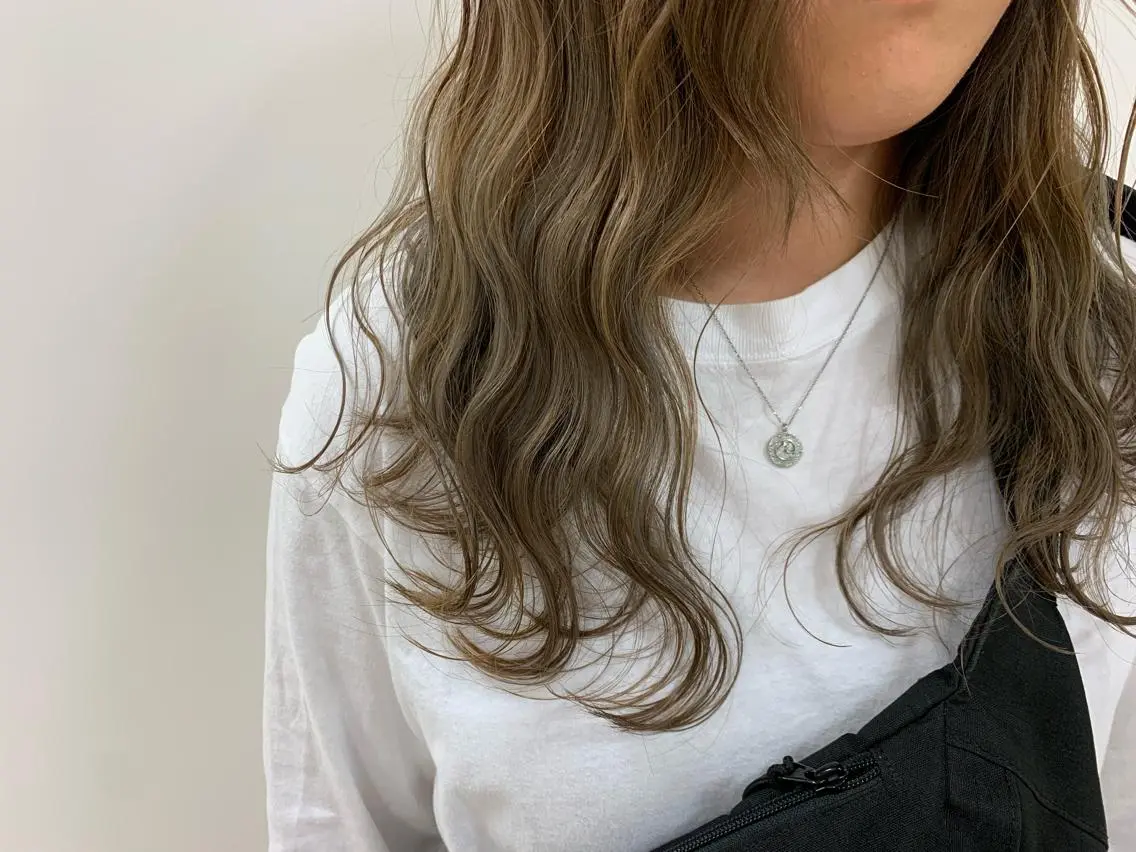 ロング カラー グレージュ カット ヘアカラー 顔まわりカット✄ ベージュカラー🧸のヘアスタイル