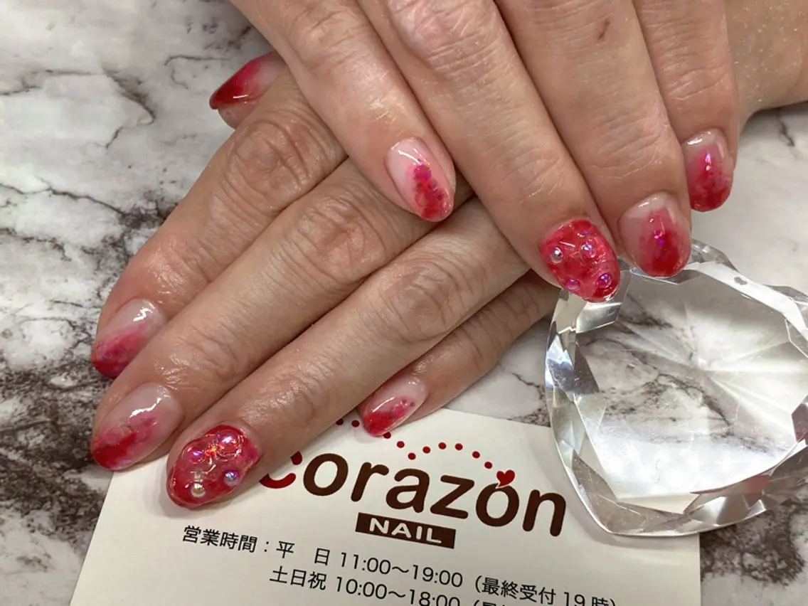ネイル アートネイル ニュアンスネイル 赤色 ストーンネイル ネイリスト aicoのネイルデザイン