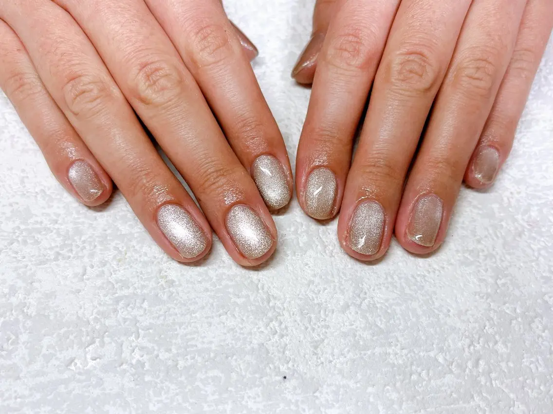 ネイル オーロラネイル フットネイル フレンチネイル ジェルネイル キラキラネイル ハンドネイル mogunail &blowのネイルデザイン