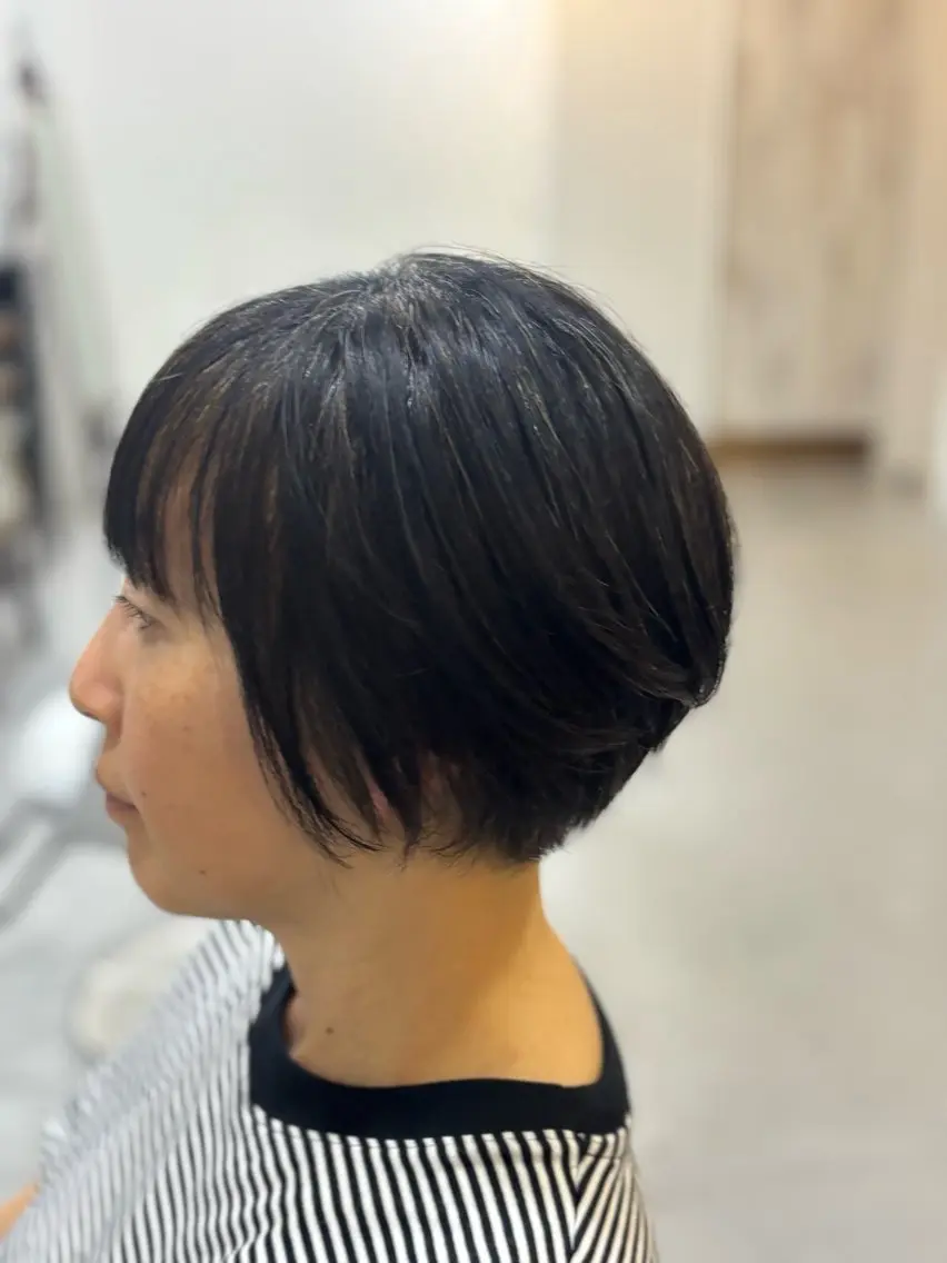ショート 切りっぱなしボブ 前下がりボブ ボブレイヤー ハンサムショート 丸みショート 越坂部 桃子のヘアスタイル