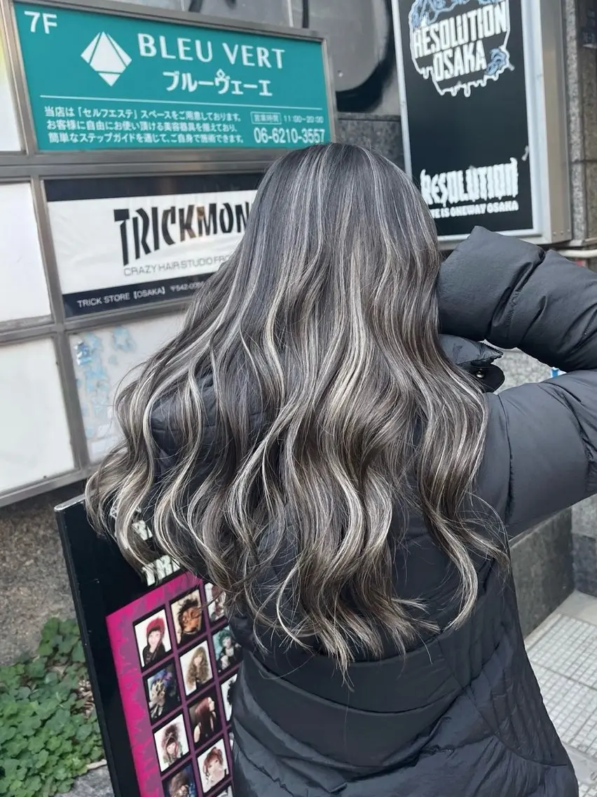 ロング カラー ダークグレー ダークグレージュ グレージュ ハイライトカラー ハイライト ヘアカラー トリートメント 指名数No.1 /NAOYAのヘアスタイル