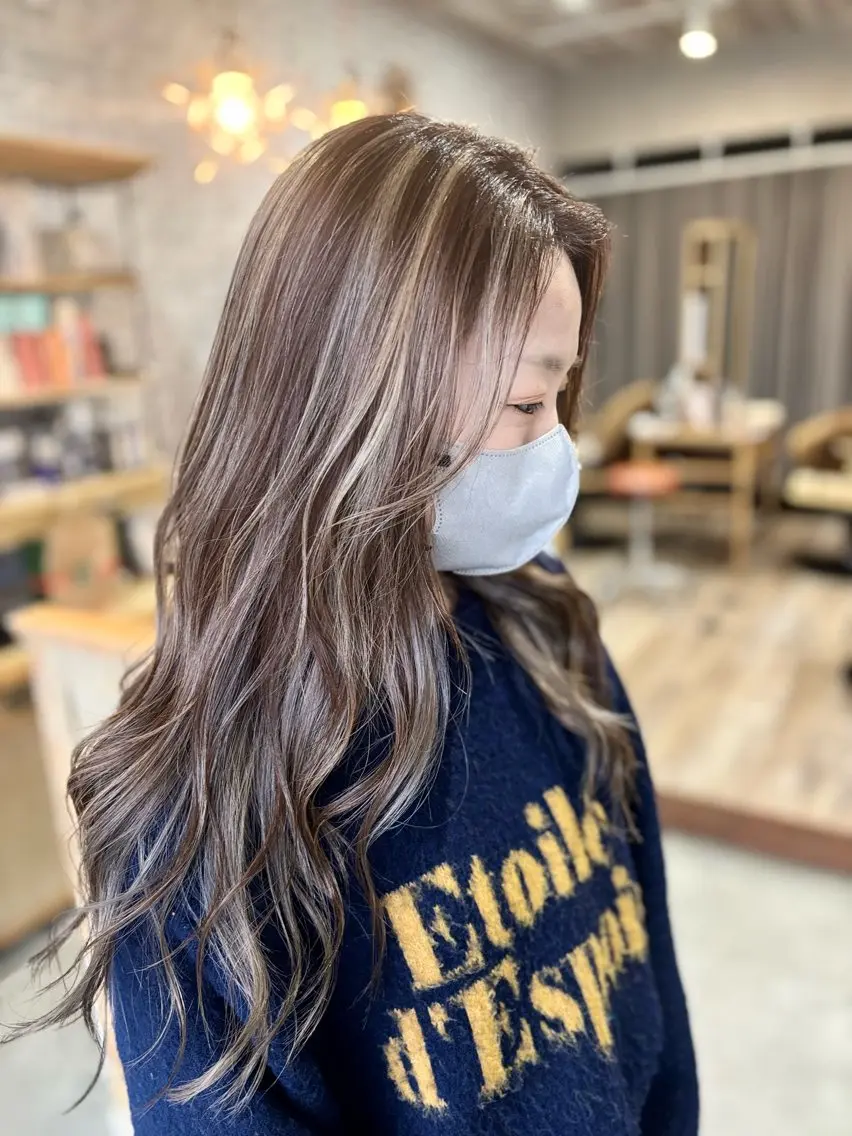 【白髪を活かしたデザインへ】似合わせカット+白髪ぼかしハイライト　年間1500名の大人女性の悩みを解決したデザインの写真
