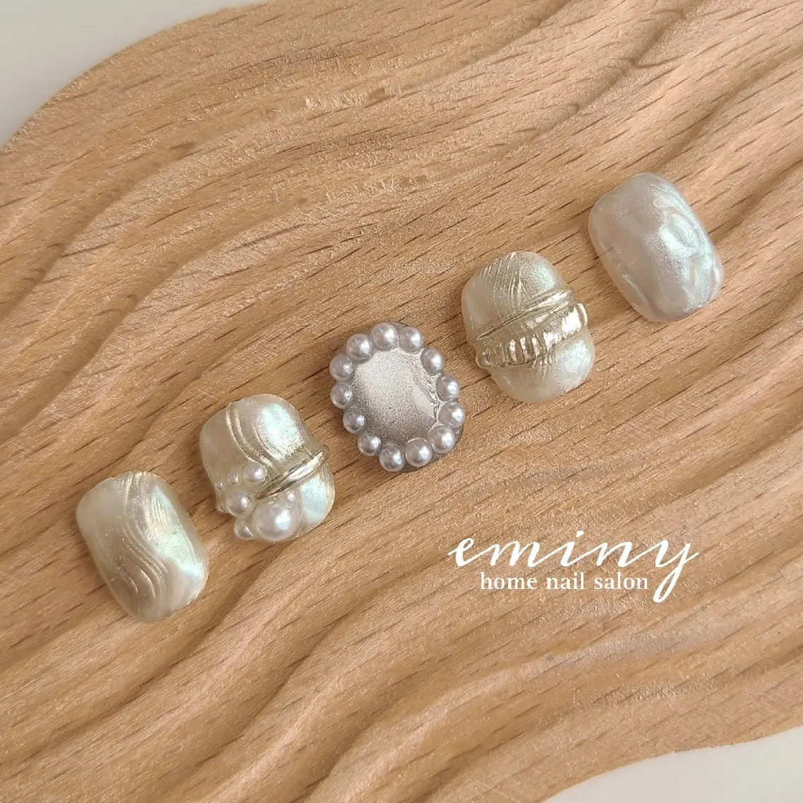 ネイル 韓国ネイル ニュアンスネイル ショートネイル ホワイト 冬ネイル ハンドネイル nail salon  eminyのネイルデザイン