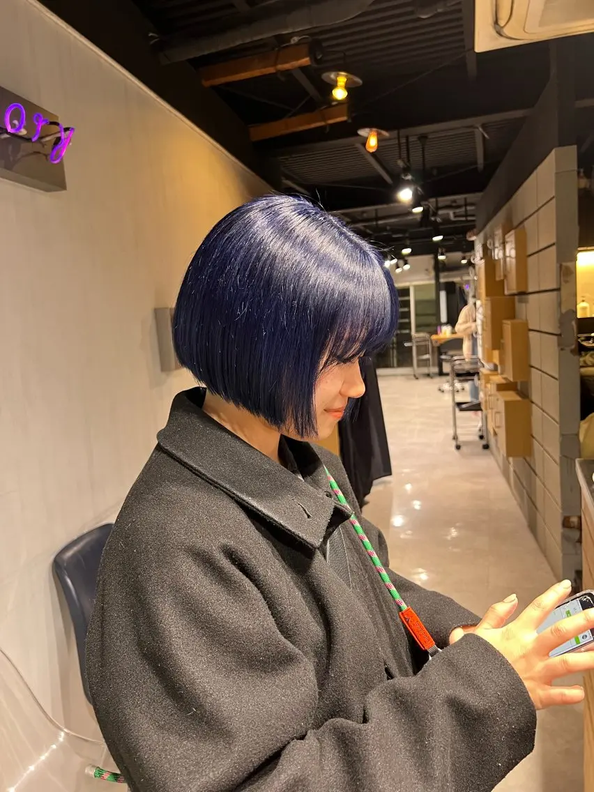 ショート カラー ブリーチ ネイビーカラー ヘアカラー トリートメント NANAMI🩵 大人可愛い韓国ヘアのヘアスタイル