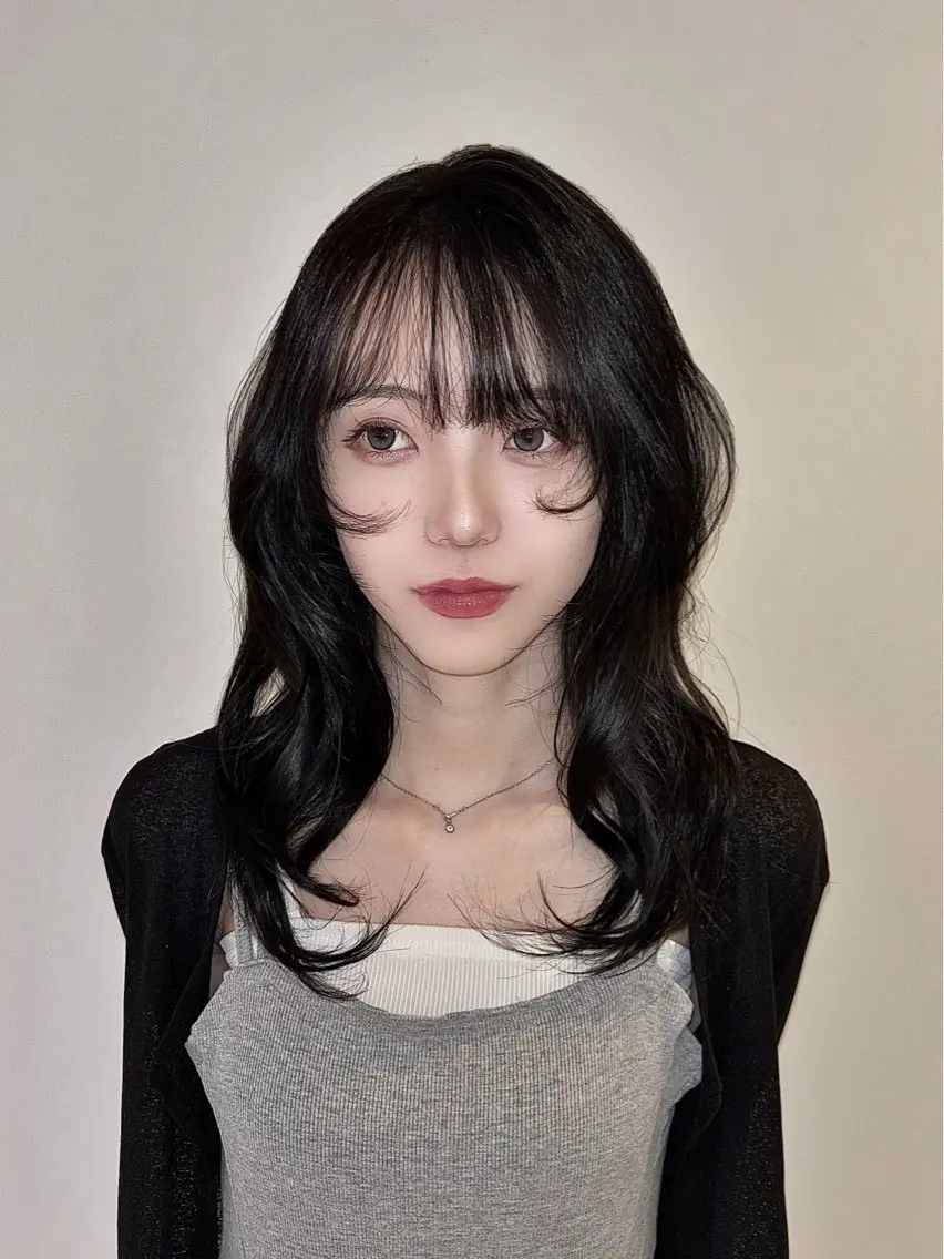 セミロング カラー ヘアアレンジ 黒髪 ブルーカラー ブルーブラック 韓国風ヘア カット ヘアカラー 若松 心和のヘアスタイル