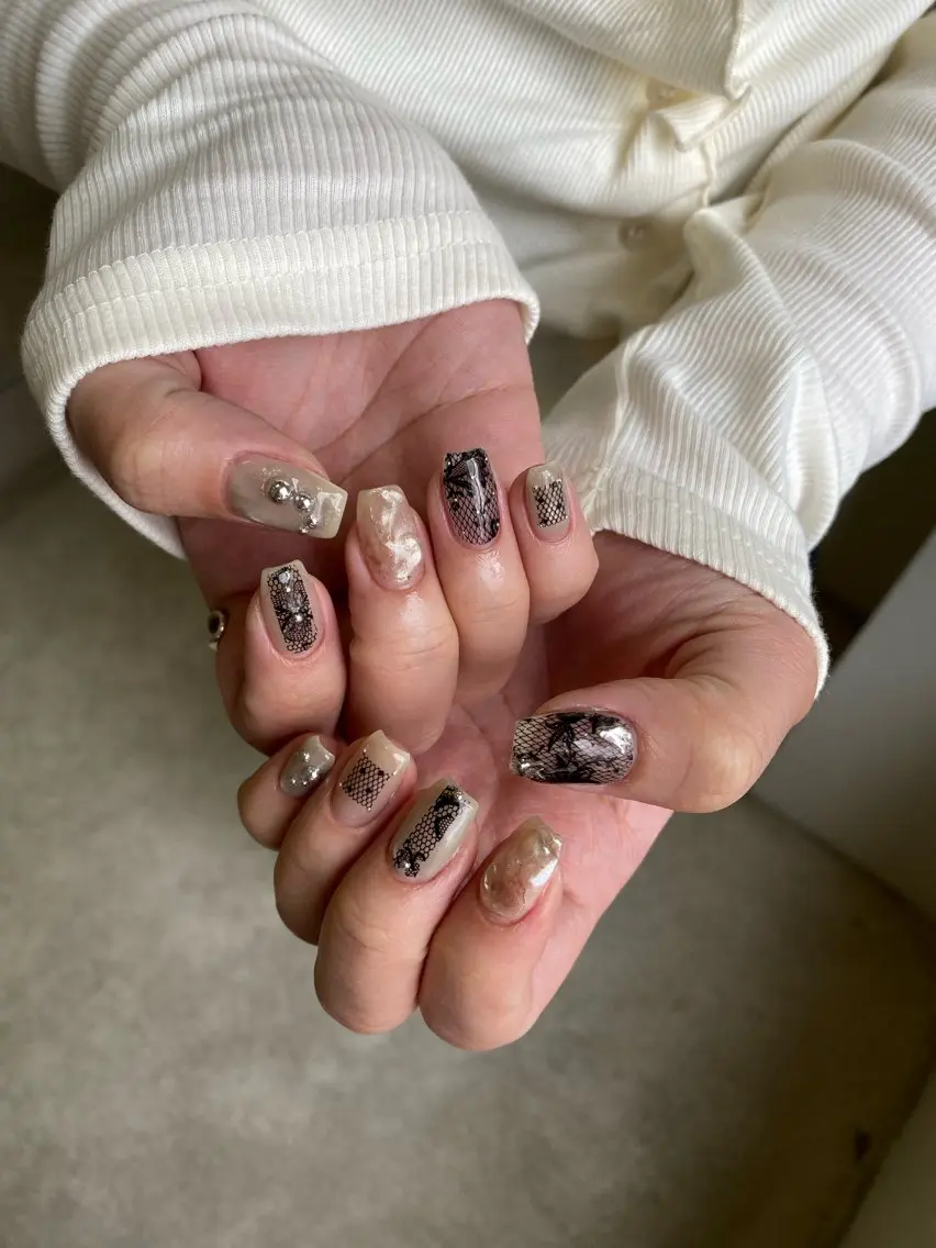 ネイル 成人式 フラッシュネイル フレンチネイル ガーリー キラキラネイル ハンドネイル 草加ニュアンスネイル 🌚hersのネイルデザイン