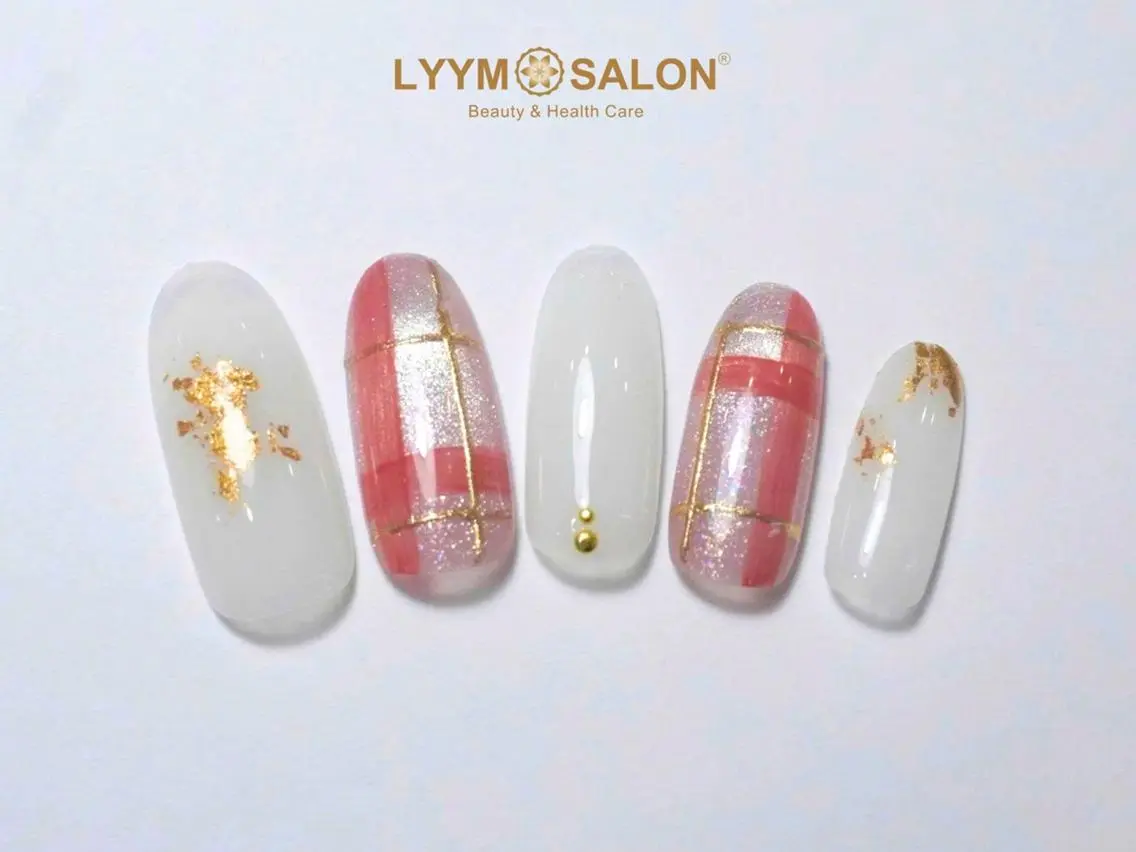 ネイル ゴールド 韓国ネイル 赤色 ツイードネイル ホワイト ハンドネイル LYYM Salonのネイルデザイン