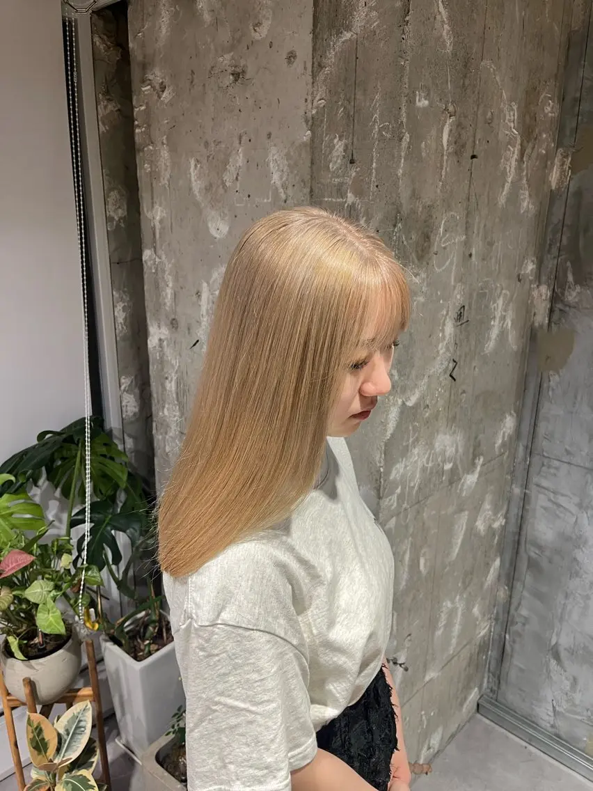 ミディアム カラー ベージュカラー ブリーチ ホワイトベージュ カット ヘアカラー 相宮 優羽のヘアスタイル