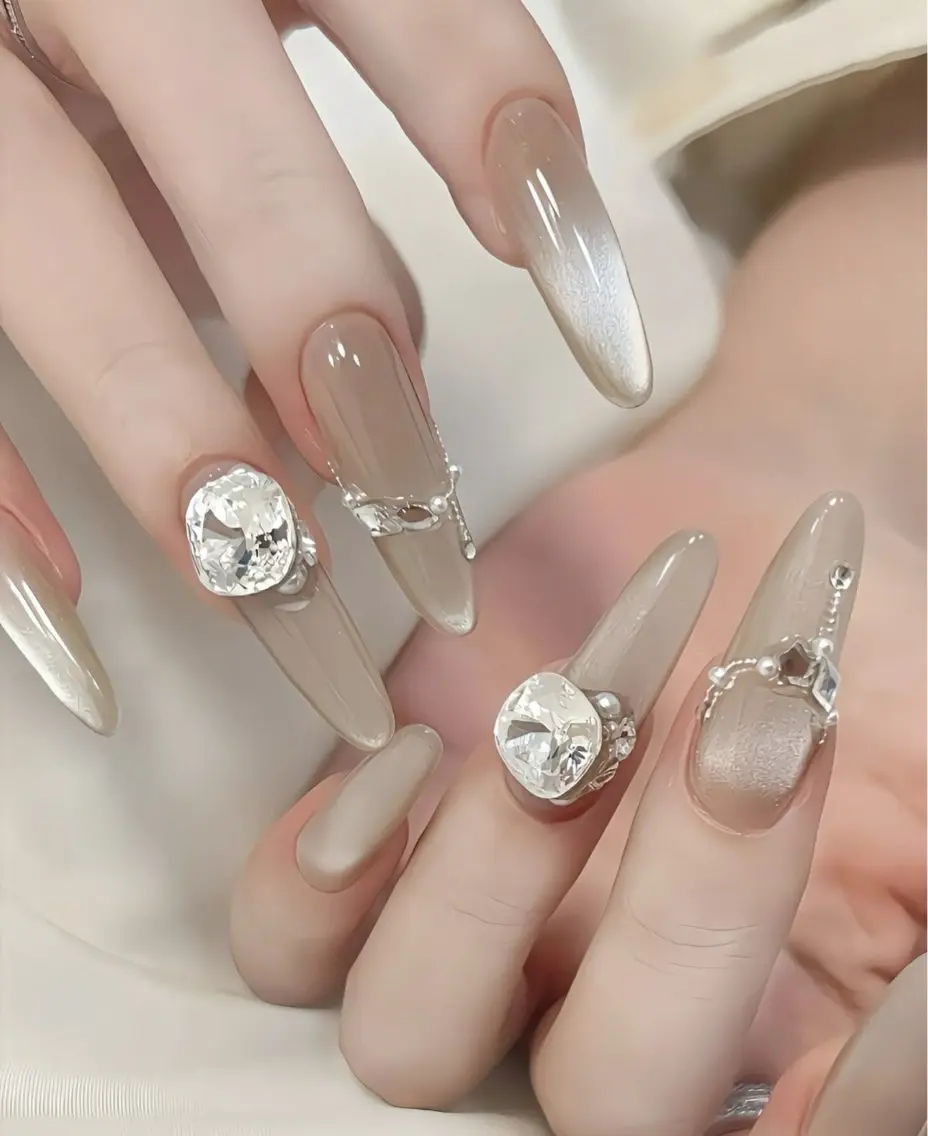 モデル限定価格|自爪|ワンカラー+パーツ2個(オフ別料金1000円〜)の写真