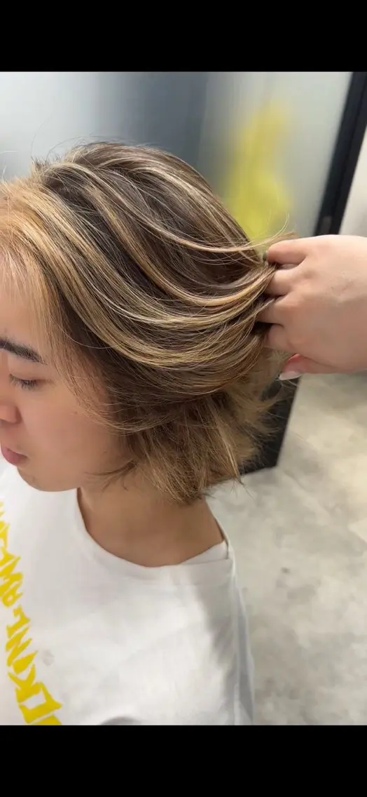 ミディアム メンズ メンズブリーチ センターパート メンズハイライト 学生（メンズ向け） ハイライト カット ヘアカラー トリートメント 🧃Kawakami kotomi🧃のヘアスタイル