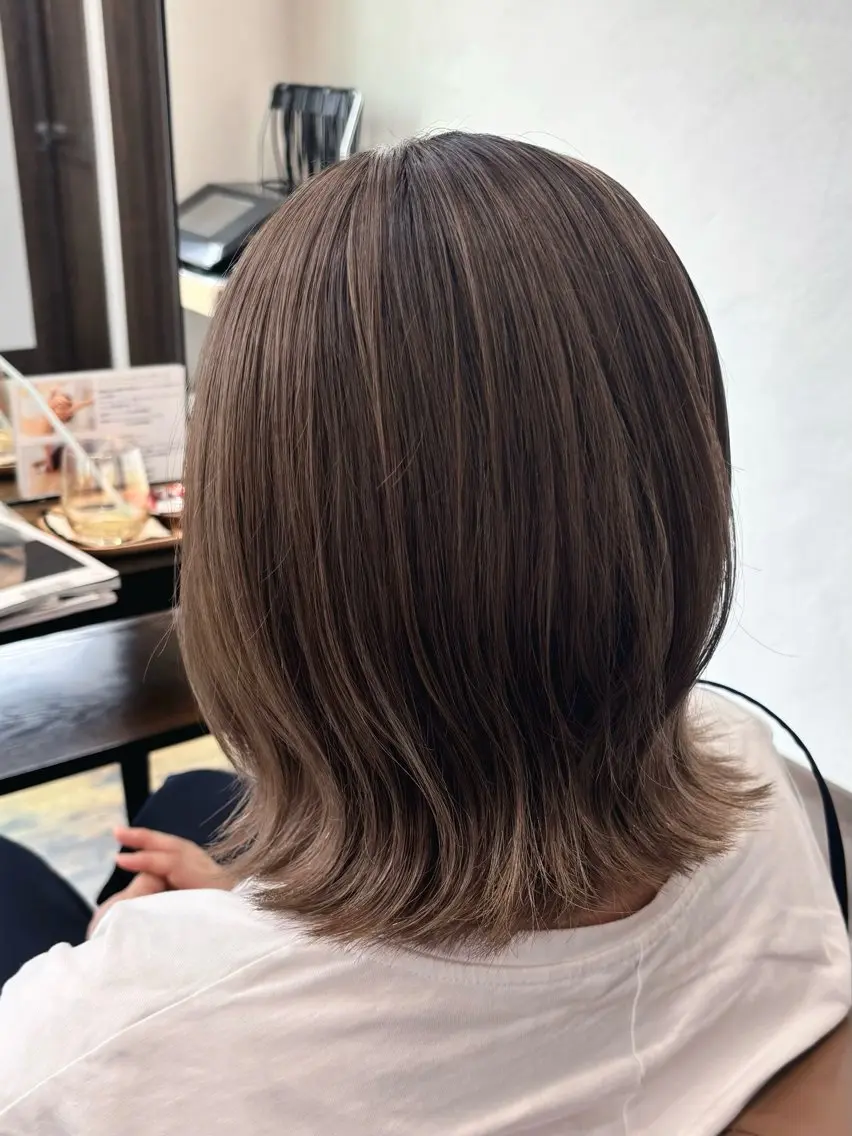 ミディアム 對比地 茜のヘアスタイル
