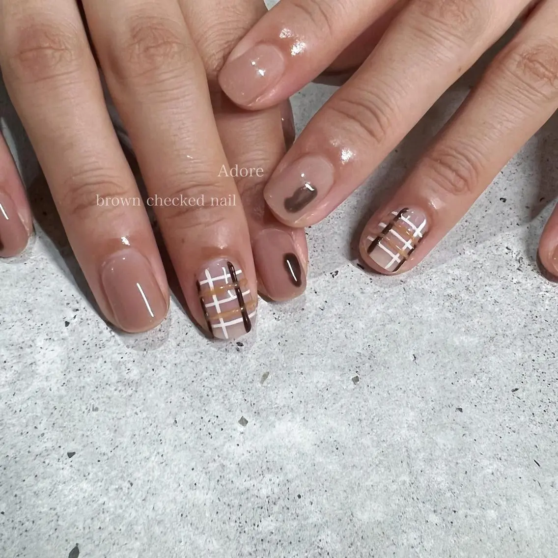 ネイル ブラウン ニュアンスネイル ワンカラーネイル シンプルネイル ハンドネイル Nail Adore.のネイルデザイン