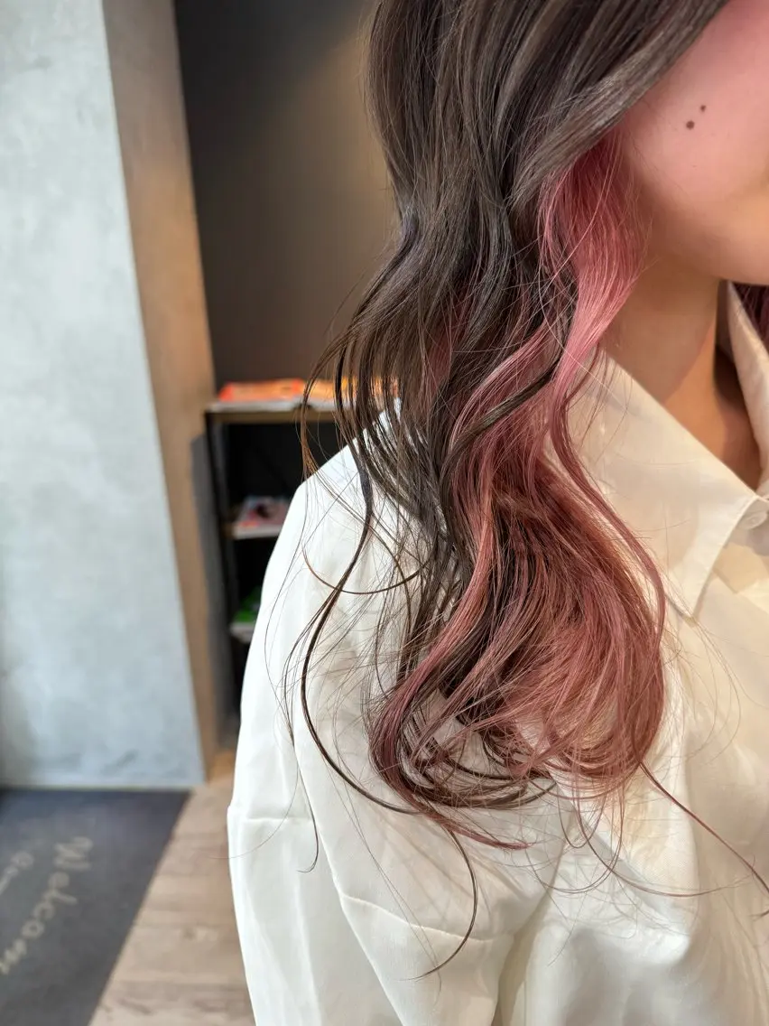 セミロング カラー ベージュカラー イヤリングカラー インナーカラー ピンクカラー ピンクベージュ ワタナベ テルマサのヘアスタイル