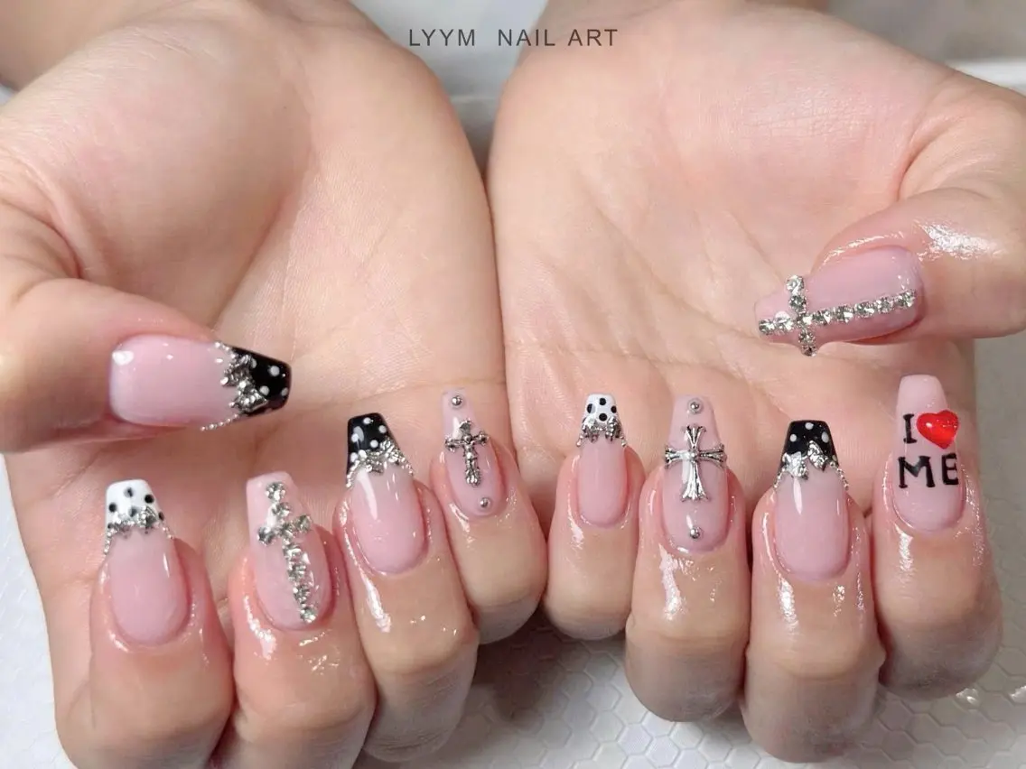 ネイル ハート 韓国ネイル ストーンネイル ハンドネイル LYYM Salonのネイルデザイン