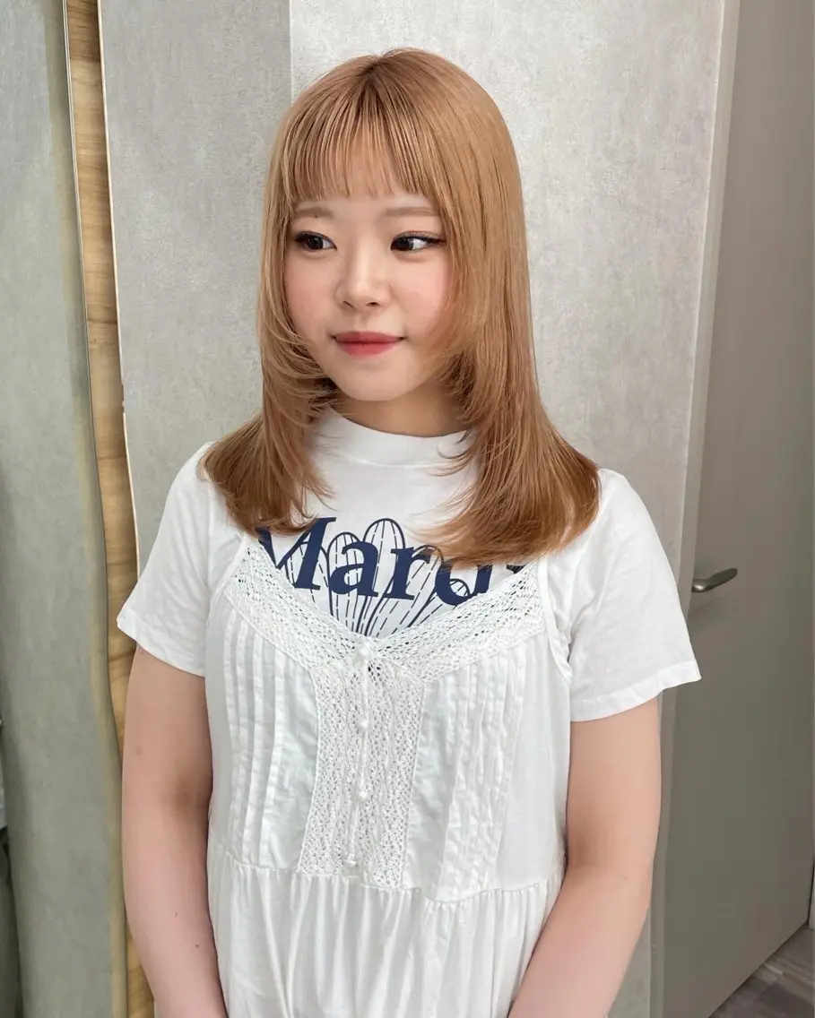 ミディアム カラー ブリーチ 顔まわりレイヤー 顔周りカット レイヤーカット ブリーチ/ベージュ 💕/momoaのヘアスタイル