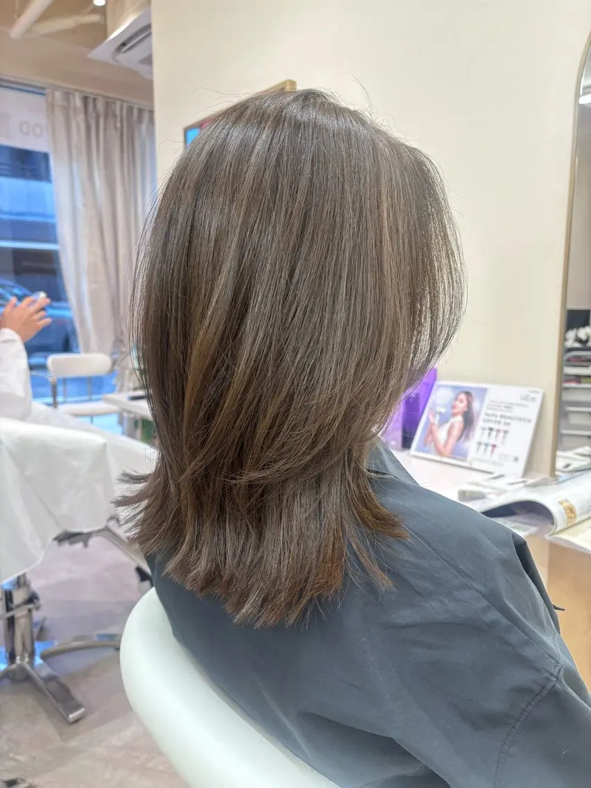 ミディアム 顔まわりレイヤー 顔周りカット レイヤーカット トリートメント カット ヘアカラー トリートメント stella KOKONEのヘアスタイル