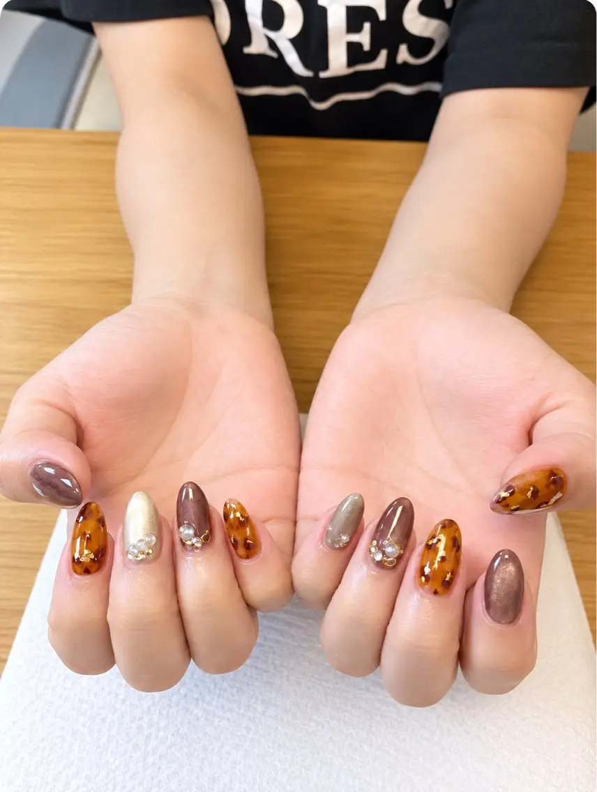 ネイル べっ甲ネイル ブラウン ゴールド ハンドネイル Kii nailのネイルデザイン