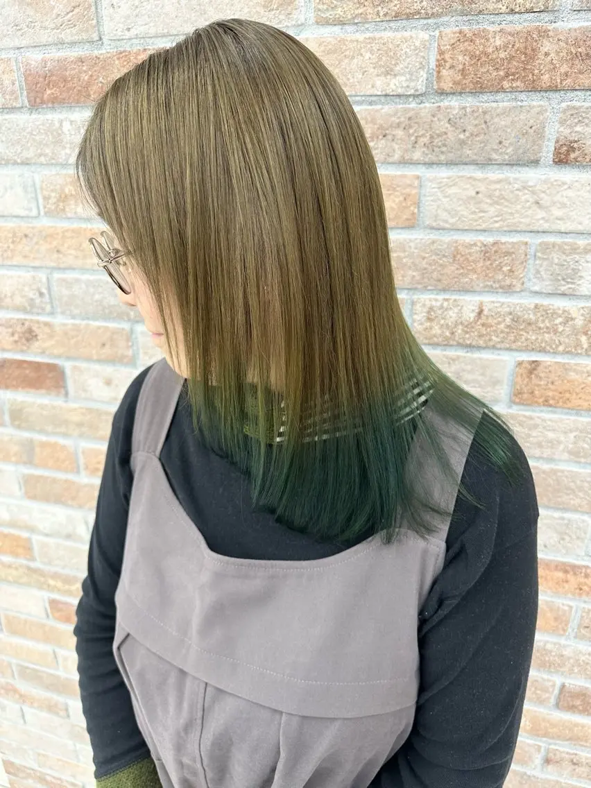 セミロング カラー ベージュカラー ブリーチ グラデーションカラー オリーブベージュ 齋藤 らいのヘアスタイル