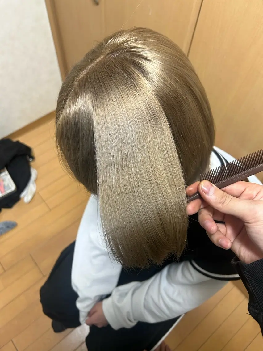 カラー ブリーチ ケアブリーチ ハイトーンカラー 春島 翼のヘアスタイル