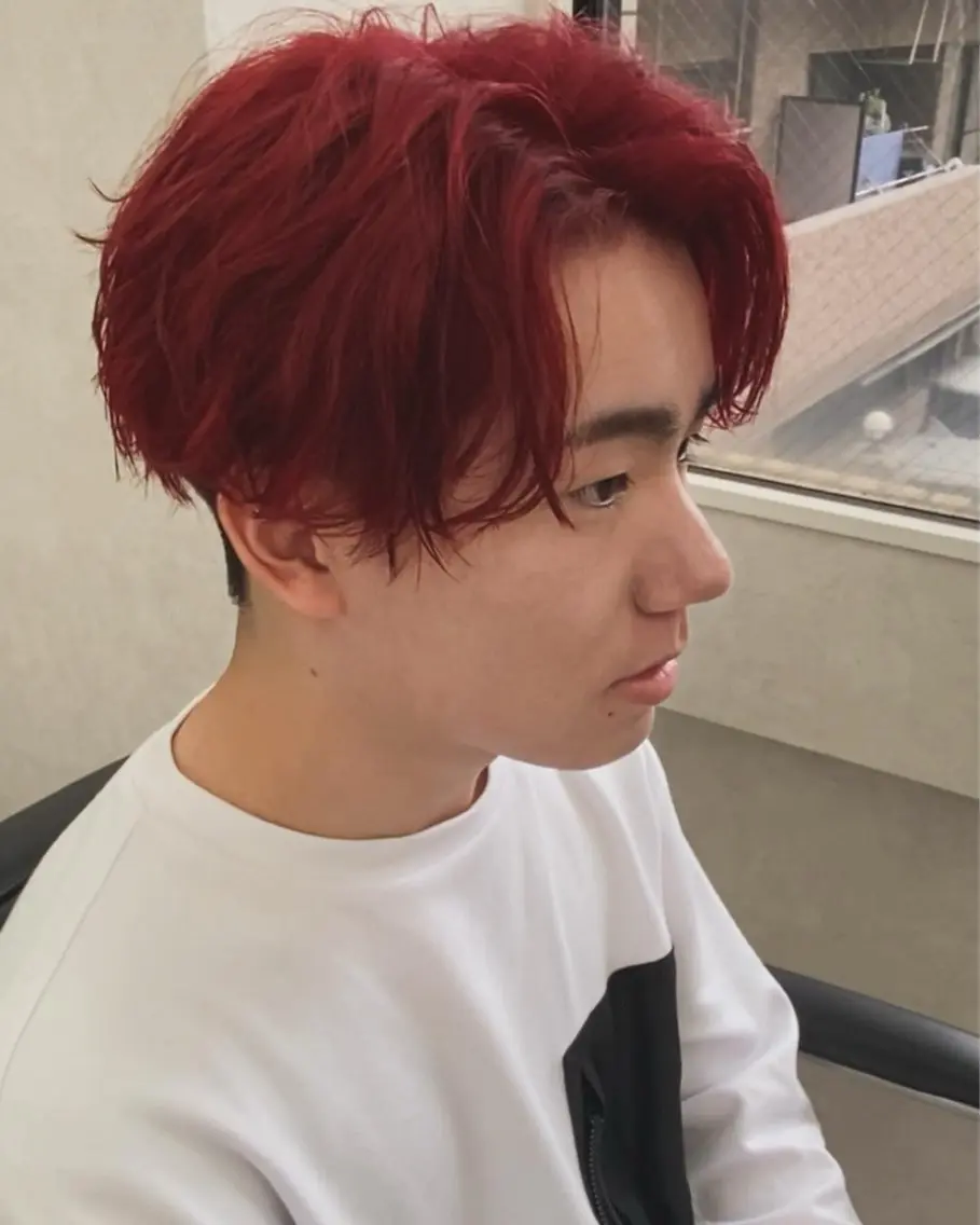 ミディアム カラー メンズ メンズブリーチ センターパート ブリーチ レッドカラー カット ヘアカラー ✨️センターパート/ 曲がる縮毛矯正✨️のヘアスタイル