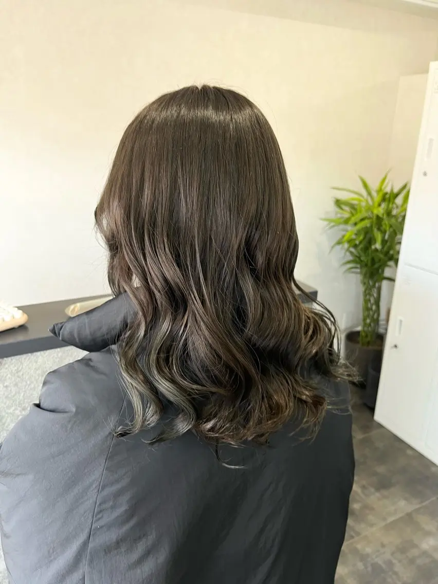 ミディアム カラー グレージュ オリーブグレージュ オリーブグレー FERIA あべの yumeho🍭のヘアスタイル