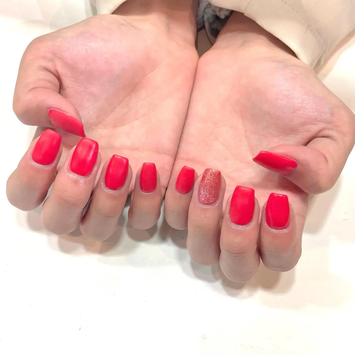 ネイル マグネットネイル マットネイル ワンカラーネイル 赤色 MADDYNAILS ✴︎柏痛ネイルのネイルデザイン