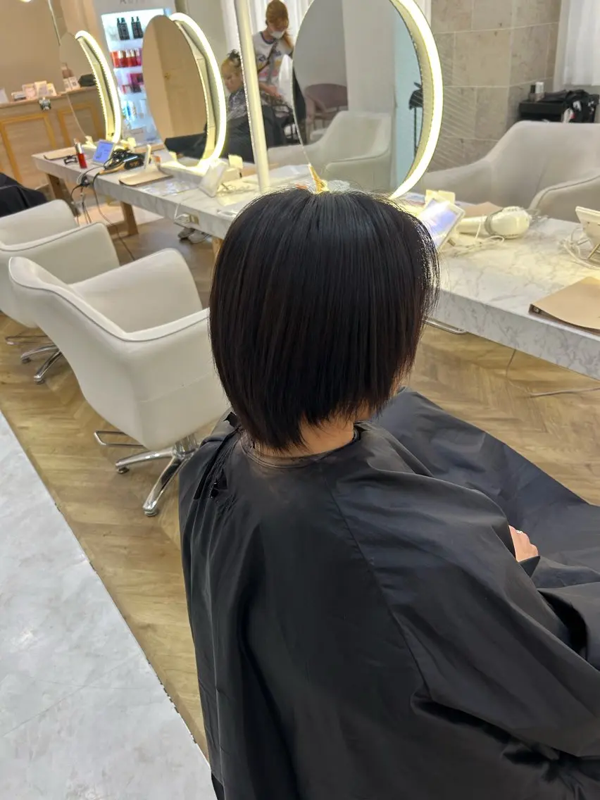 ショート カット 縮毛矯正 トリートメント 𝜗𝜚ブリーチ ／レイヤー𝜗𝜚のヘアスタイル