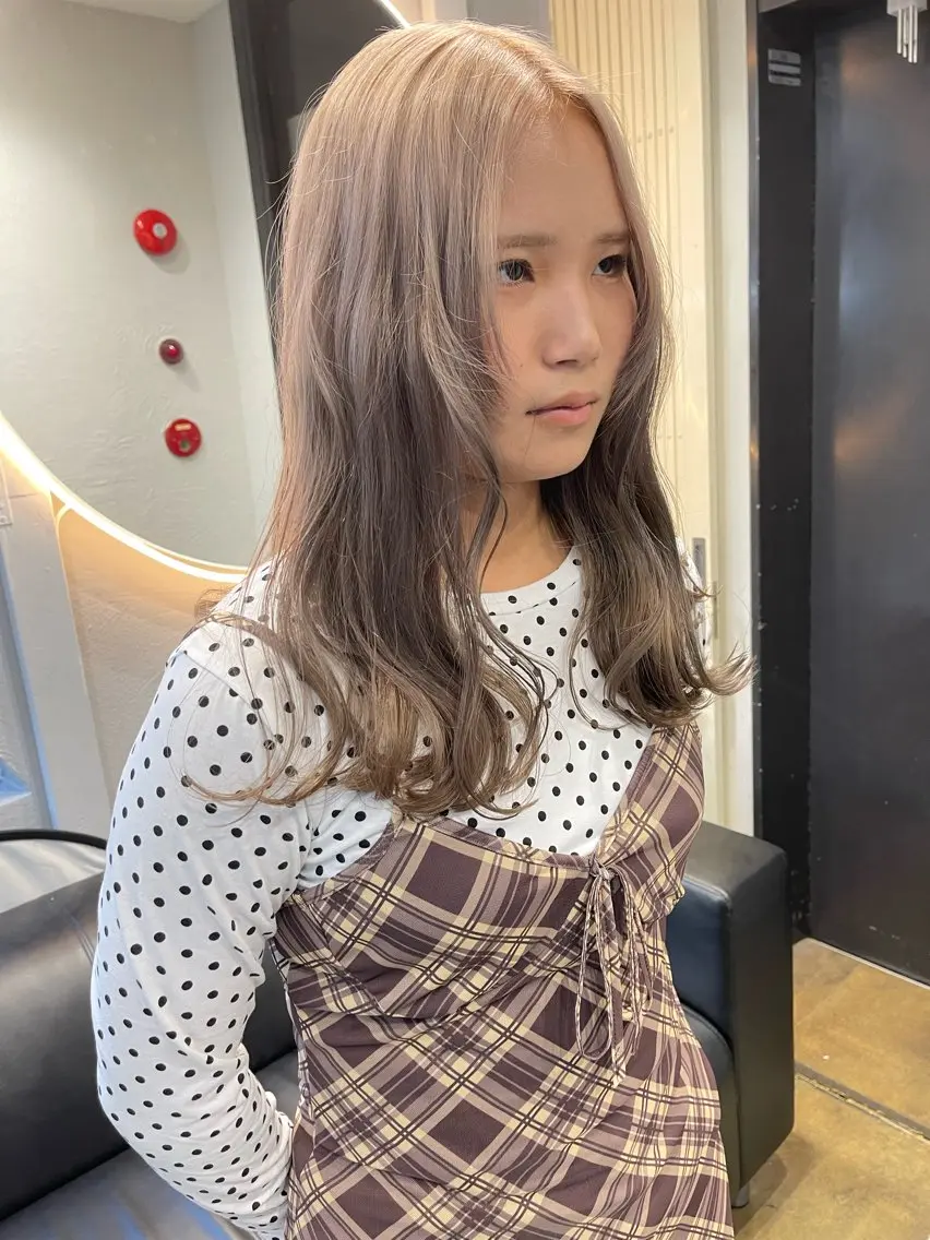ロング カラー ベージュカラー ブリーチ ケアブリーチ デザインカラー ダブルカラー TATSUブリーチ/ ミルクティーベージュのヘアスタイル