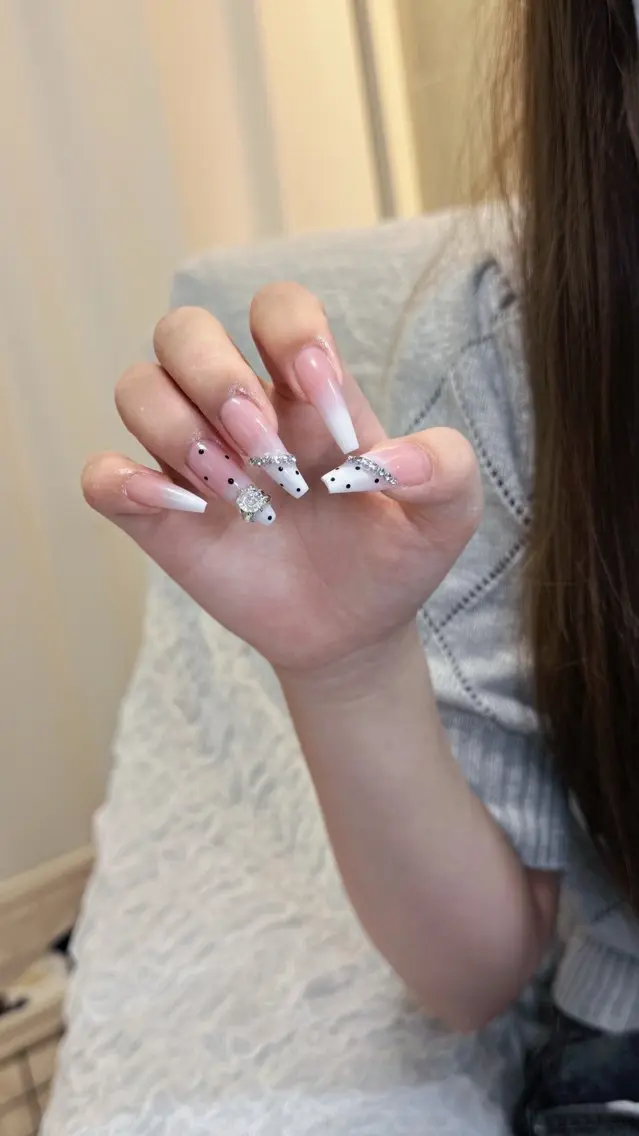 ネイル ドット ロングネイル ピンク ワンホンネイル nailsalon ChuColaのネイルデザイン