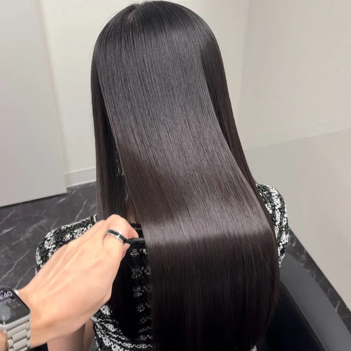 ロング カラー パーマ ヘアアレンジ メンズ キッズ メンズブリーチ メンズ韓国風 黒髪 ブリーチ ブルーカラー 髪質改善Ⅰ透明感 艶カラーⅠたつやのヘアスタイル