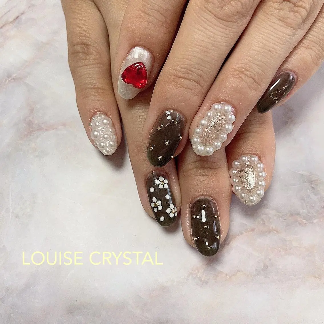 ネイル ハート ハンドネイル LOUISE CRYSTALのネイルデザイン