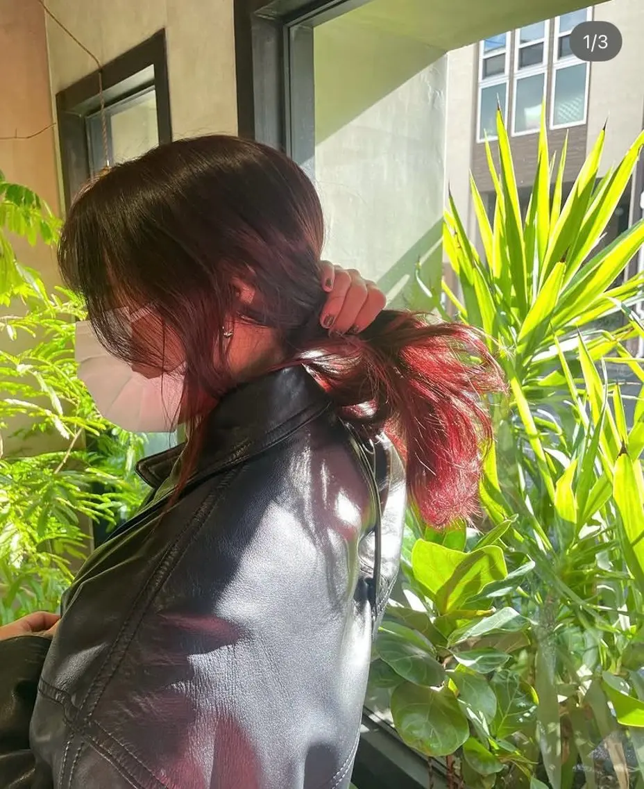 セミロング カラー レッドカラー ひな子　江坂美容室 カラーモデルのヘアスタイル