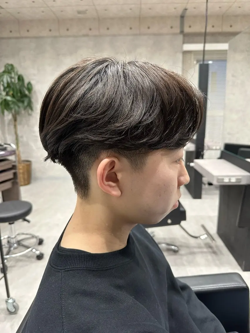 ショート パーマ メンズ センターパート メンズパーマ ニュアンスパーマ カット パーマ ユウ🪄 パーマ指名No1のヘアスタイル