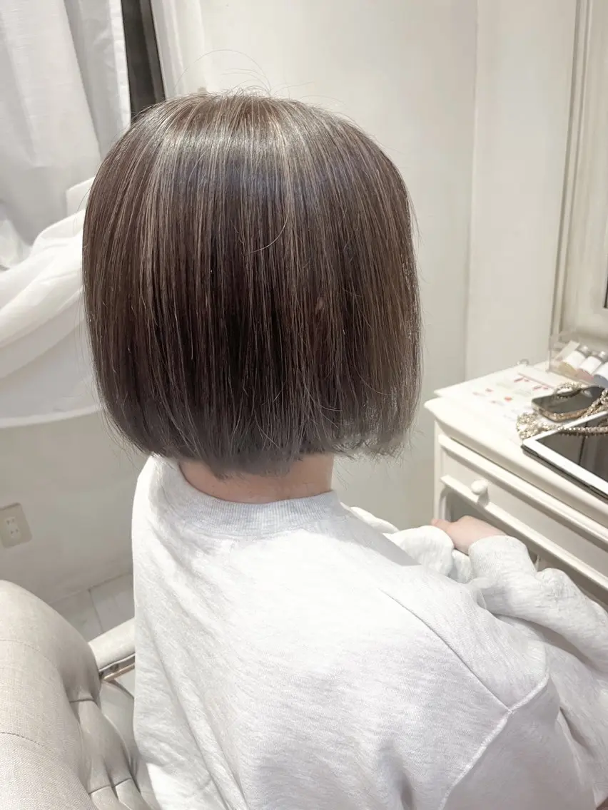 ミディアム カラー 切りっぱなしボブ ハイライトカラー ボブ ハイライト カット ヘアカラー 髪質改善、パーマ 山崎純生のヘアスタイル