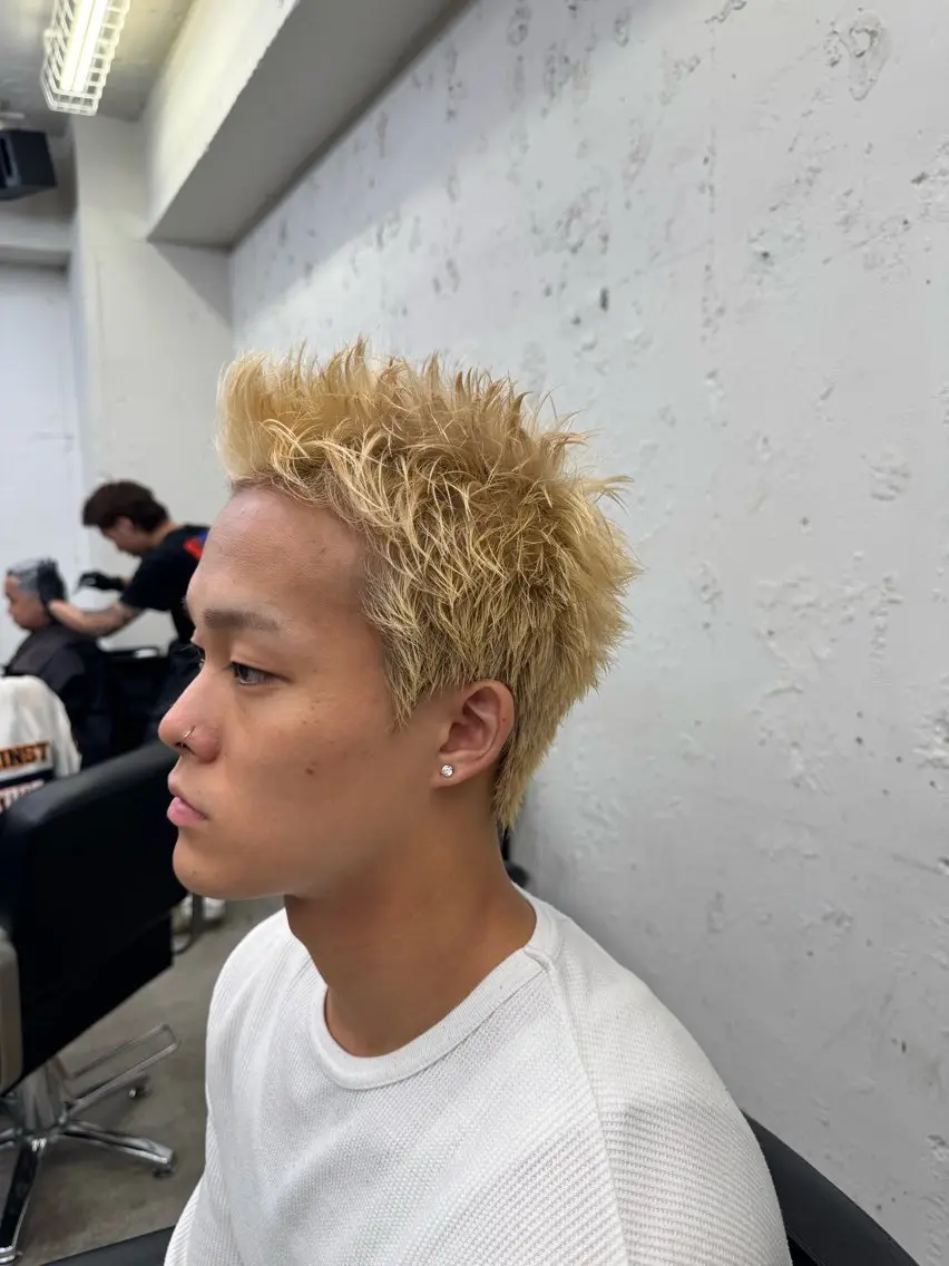 ショート カラー メンズ メンズブリーチ フェードカット メンズショート スキンフェード スパイキーショート カット ヘアカラー トリートメント 💈メンズ特化💈 TASUKUのヘアスタイル