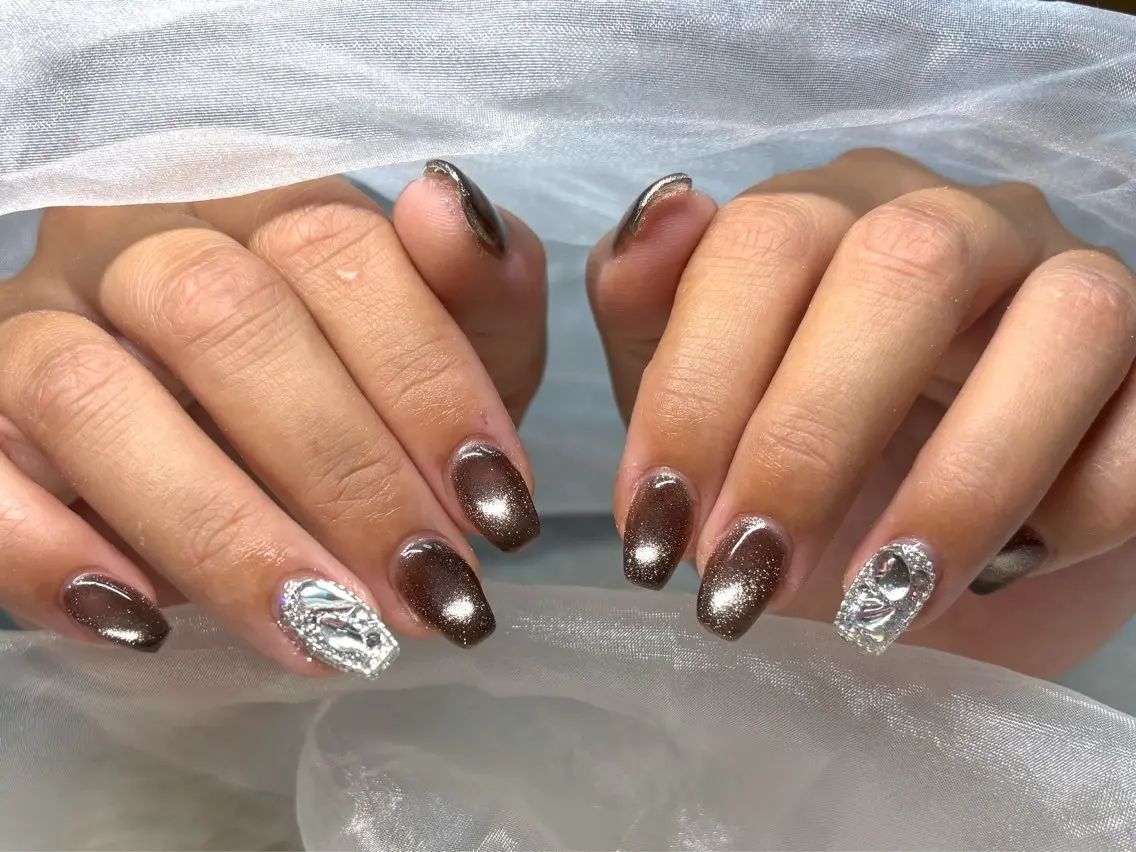 ネイル マグネットネイル ブライダルネイル ハンドネイル パッチリオメメ Lianaのネイルデザイン