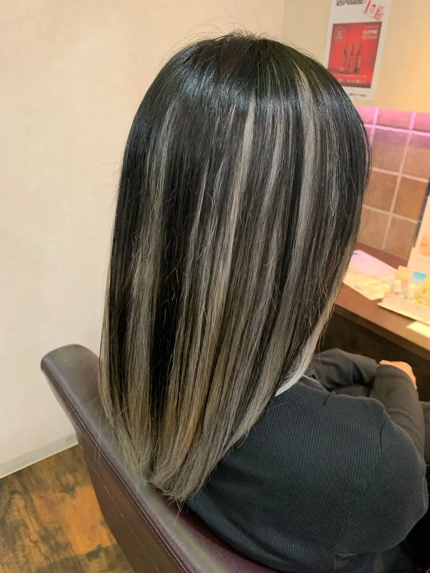 ミディアム カラー 佐藤 舞のヘアスタイル
