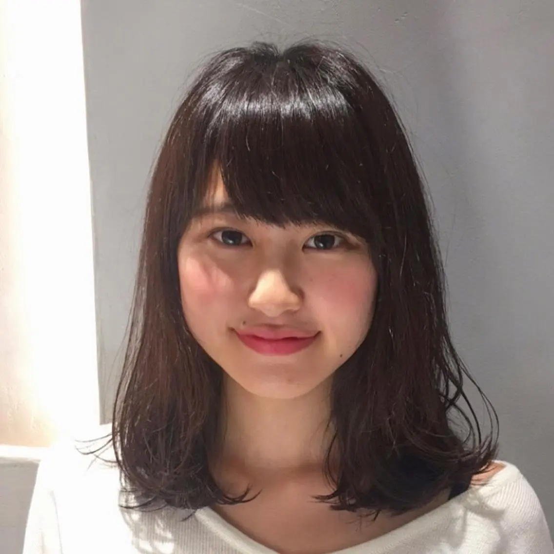 ミディアム カット 荒木 依莉亜のヘアスタイル