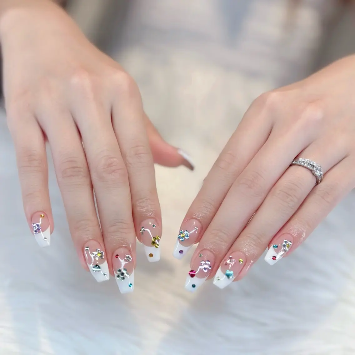 ❣️ミニモ限定価格❣️ ワンホン/韓国🎀10本チップ長さだし付!持ち込み10本アートコース💅オフ無料✨の写真