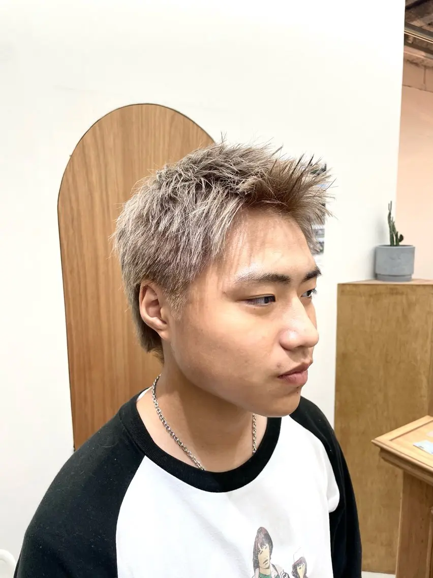 カラー メンズ メンズハイトーン グレージュ ハイトーンカラー カット ヘアカラー 慎太朗/パーマ/ボブ /センターパートのヘアスタイル