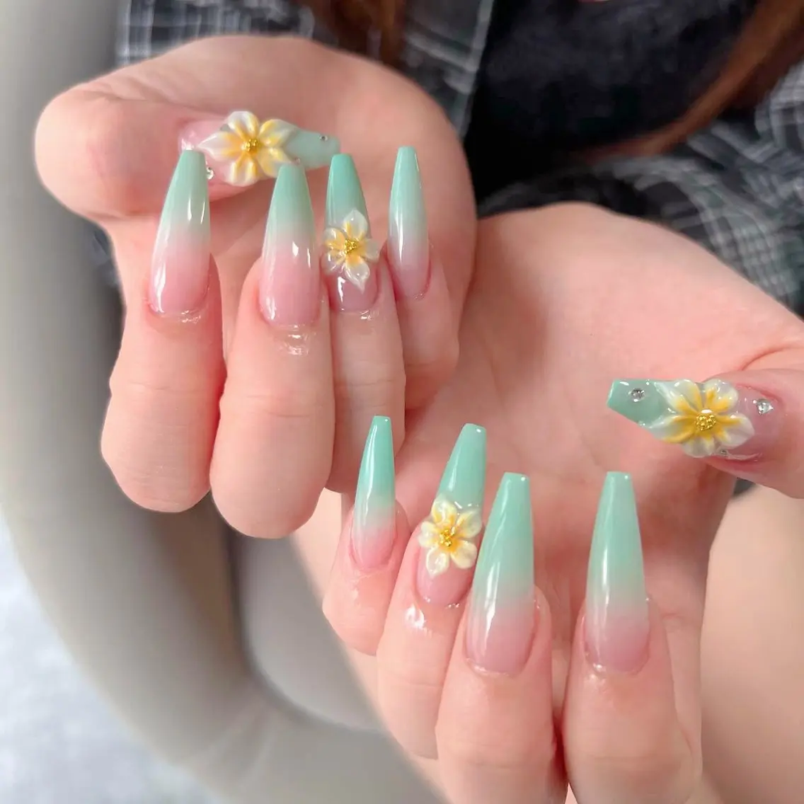 ネイル オーロラネイル クリアネイル 成人式 フラッシュネイル ジェルネイル ハンドネイル Amee Nail Salonのネイルデザイン