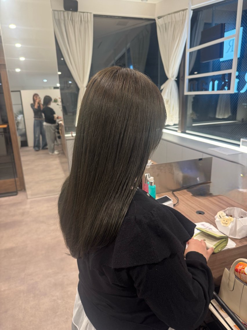 ロング カラー ベージュカラー オリーブベージュ カット ヘアカラー トリートメント 柘植 里那のヘアスタイル