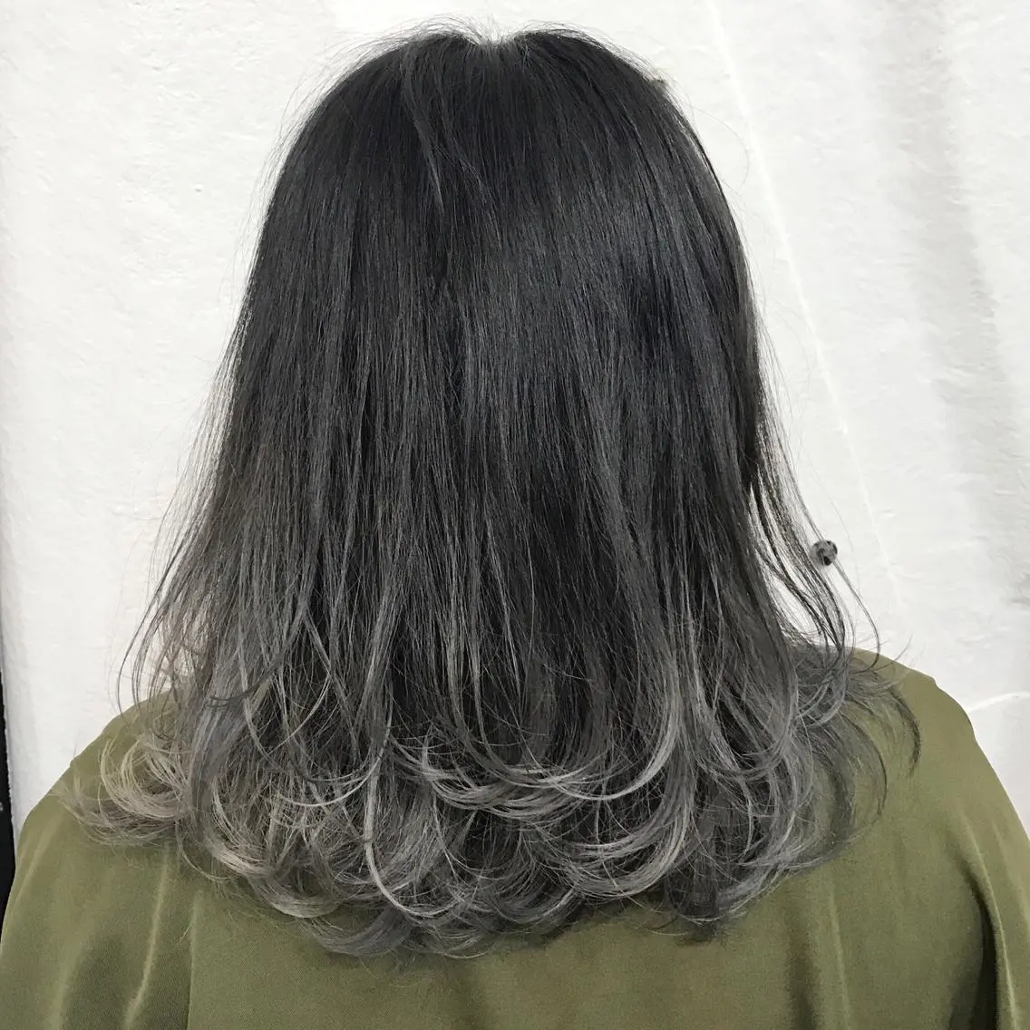 ミディアム カラー ブリーチ グラデーションカラー シルバー レイヤーカット K-POP好き美容師 🇰🇷Kai.Yのヘアスタイル