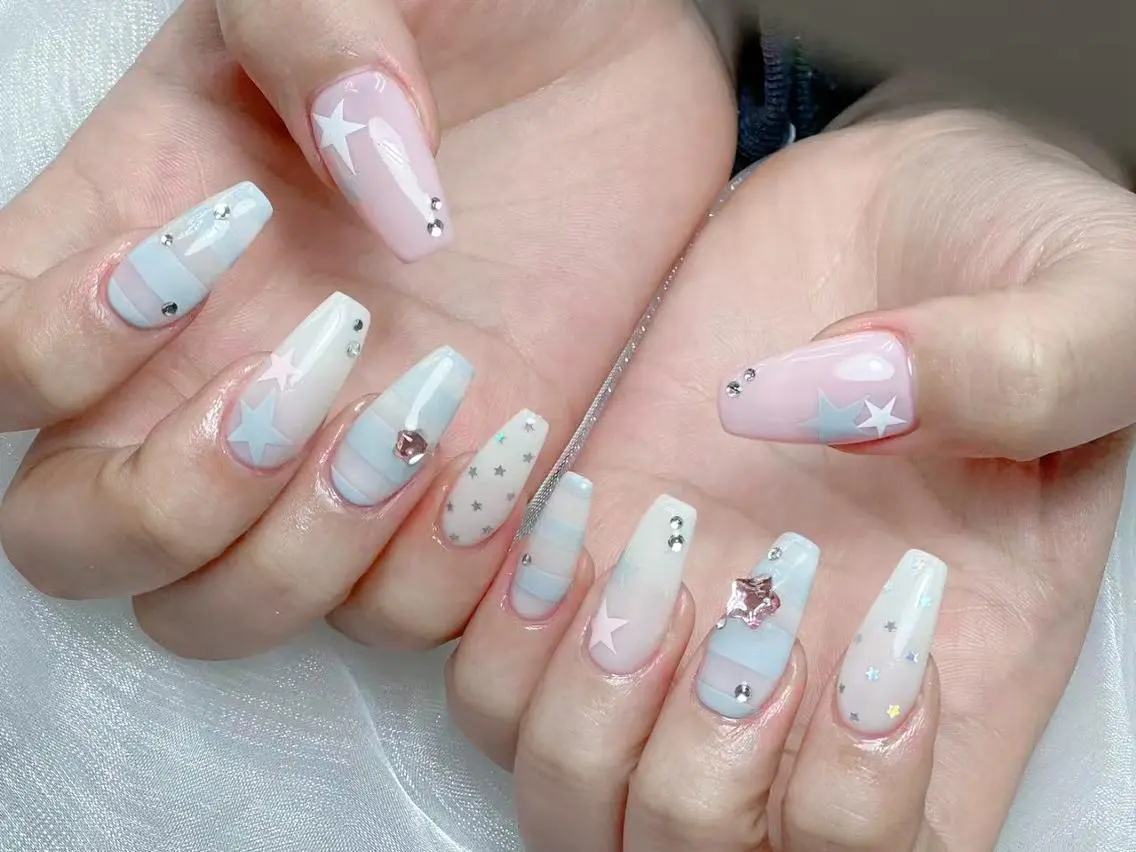 メンズ ネイル メンズ韓国風 アートネイル フレンチネイル ジェルネイル キラキラネイル ✨Bloom Ruby❣️のネイルデザイン