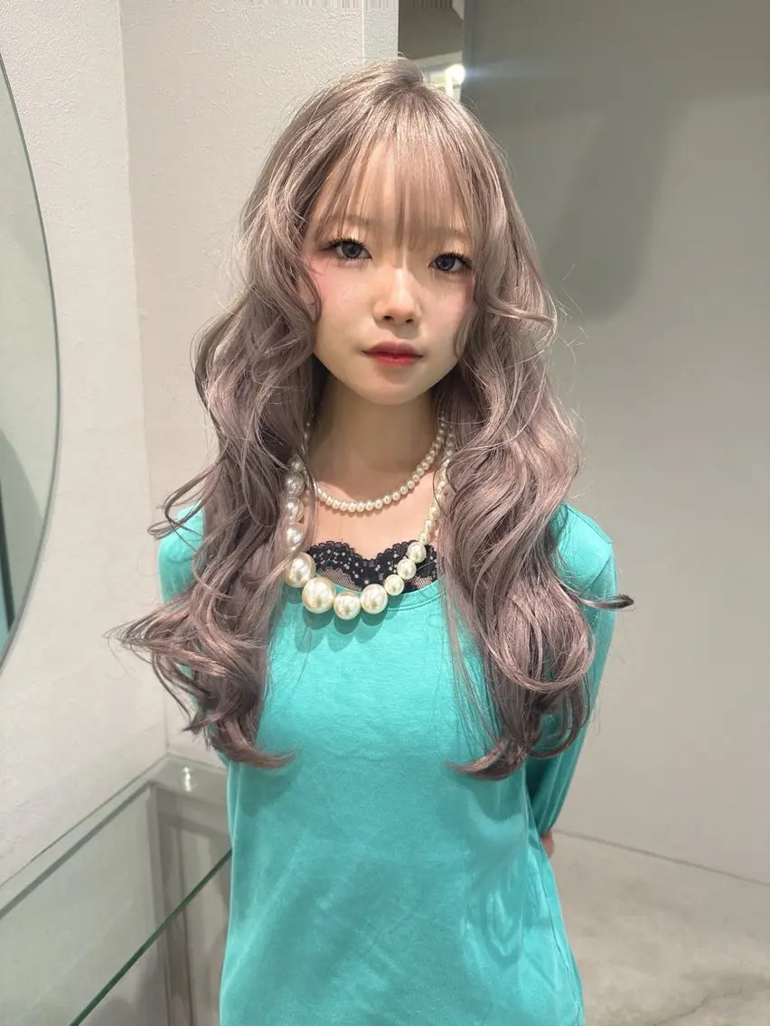 ロング ヘアカラー GEM YURI ハイトーンカラーのヘアスタイル